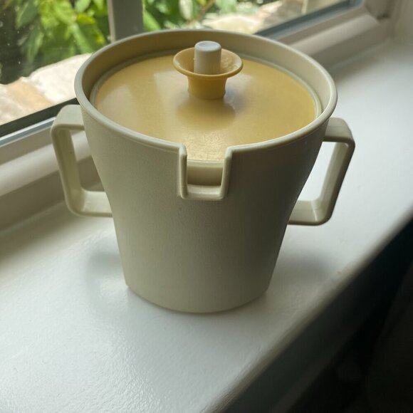 Vintage Tupperware Sugar and Creamer set in Almond and Gold - Picture 15 of 15